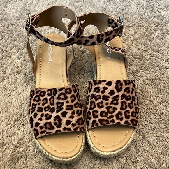 Soda sandals, size 8.5 - Picture 1 of 4